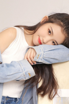 不系纽扣的女孩